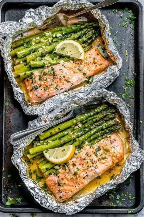 Baked Salmon in Foil with Asparagus and Lemon Garlic Butter Sauce: A ...
