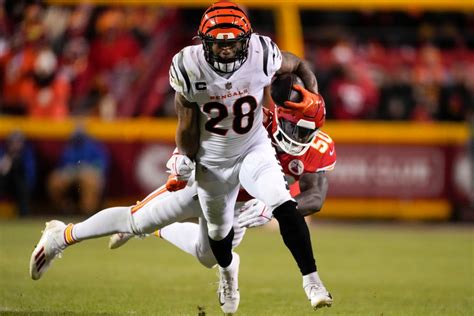 Bengals’ Joe Mixon charged with pointing gun at woman | CW33 Dallas ...