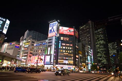 Shinjuku Crossing At Night | Copyright © Daniel Ruyle | Flickr