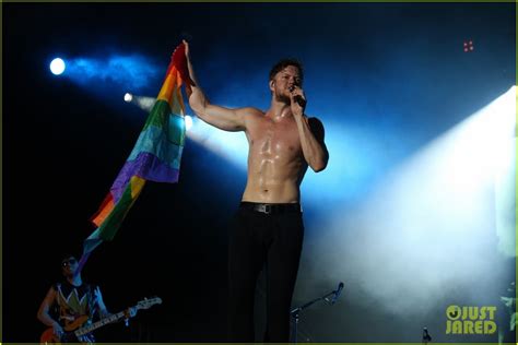 Imagine Dragons' Dan Reynolds Bares Buff Body While Shirtless at Lollapalooza Brazil: Photo ...