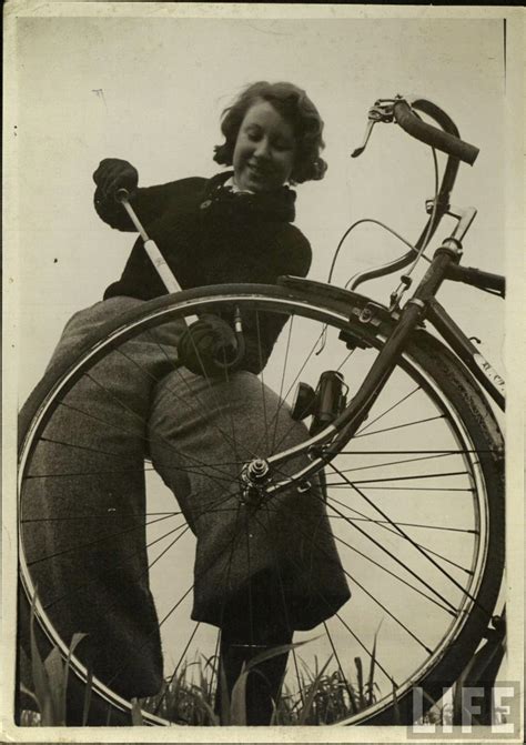 30 Interesting Vintage Photographs of Women Posing With Their Bicycles ...