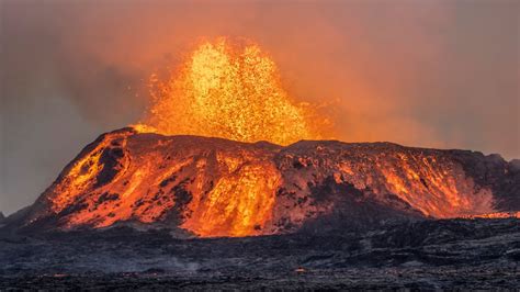 Meteorologist Diane Kacmarik visits erupting Iceland volcano