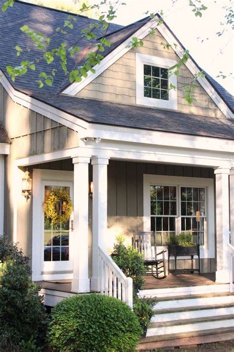 Gizmodo: Color combination, covered porch with architectural details