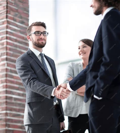 Premium Photo | Two Business men shaking hands