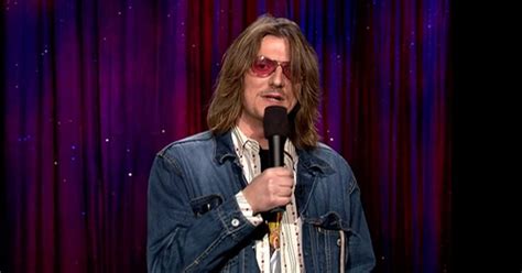 Mitch Hedberg Performs Stand-up on ‘Conan’ in 2004 [WATCH]