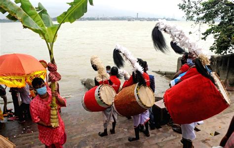 Devotees perform rituals during Nabapatrika Snan on Maha Saptami