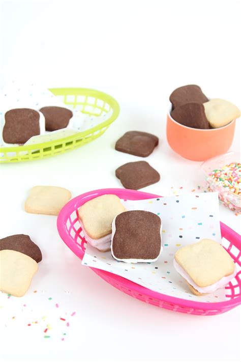 » Sandwich-Shaped Ice Cream Sandwiches