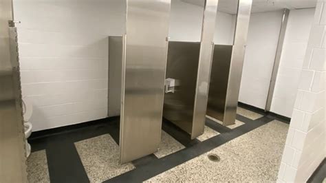 Gloucester High School students say they lack privacy with missing bathroom stall doors | CBC News