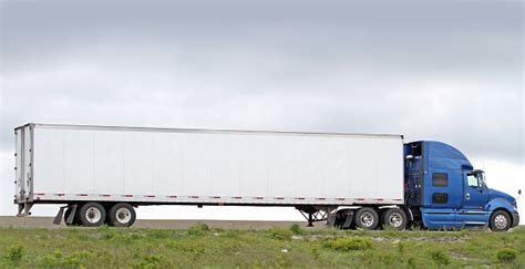 Vista Lateral De Una Semi Trailer Truck Tractor Transporte De Mercancías Foto de stock y más ...