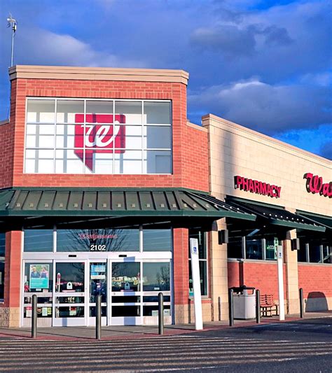 Walgreens' 2022 Christmas Eve & Day Hours Are Pretty Convenient