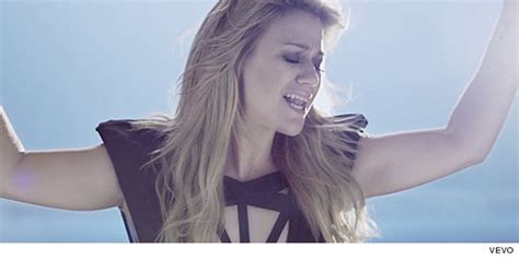 Kelly Clarkson Gorgeous, Glowing in New "Catch My Breath" Music Video