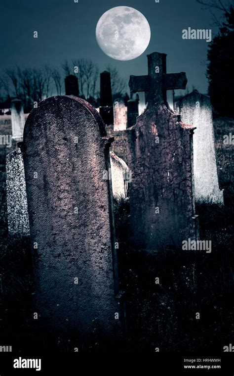 Graveyard night hi-res stock photography and images - Alamy