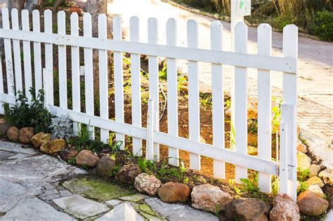 Cheap Boundary Fence Ideas: What Are My Options? | Home Logic