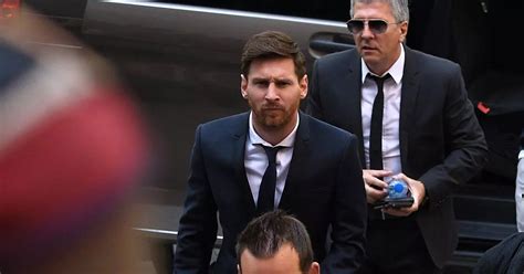 Lionel Messi set for contract talks as father lands in Barcelona to ...