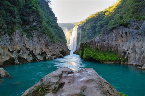 Tamul Waterfall Is Gorgeous, Enormous, and Easy to Reach