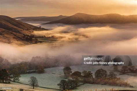 Edale Peak District Derbyshire Sunrise November Frost Weather Uk High-Res Stock Photo - Getty Images