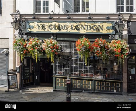 YE OLDE LONDON PUB: A traditional 18th Century London pub on Ludgate Hill Stock Photo - Alamy