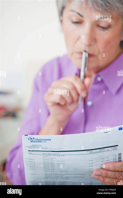 ELDERLY P. FILLING OUT FORMS Stock Photo - Alamy