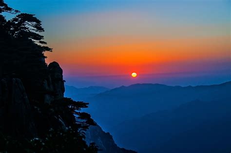 Yellow mountain sunrise | Sunrise, Yellow mountain china, Sunrise sunset