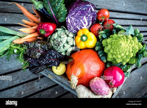 Colourful fruits and vegetables hi-res stock photography and images - Alamy