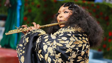 Met Gala 2022: Lizzo Plays Her Flute on the Carpet! - YouTube