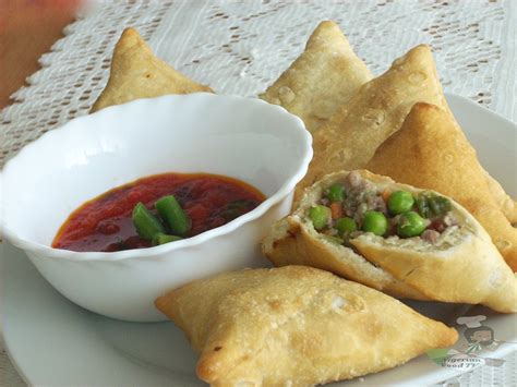 Nigerian Samosa :How to make Nigerian Samosa (baked and fried recipe provided)