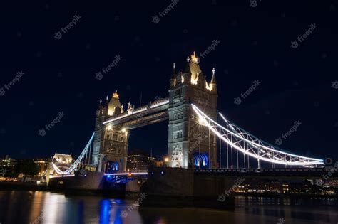 Premium Photo | Night photograph of the Tower bridge