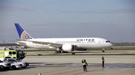 United Airlines extends Dreamliner grounding to May