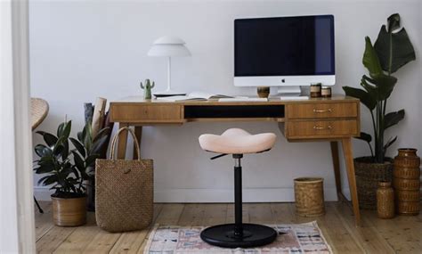 How to choose an ergonomic stool? Ultimate guide - Business Lug