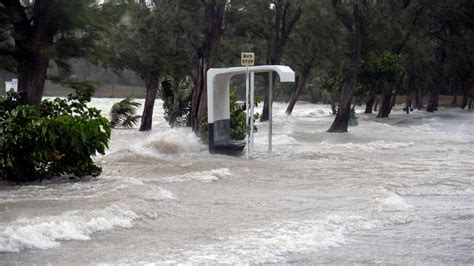 Cyclone causes heavy flooding, 1 death in Mauritius | CTV News