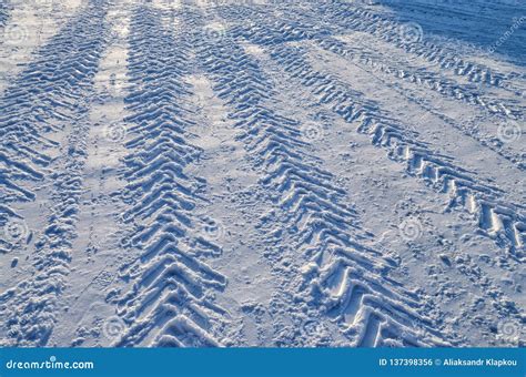 Car tire tread on snow stock photo. Image of frost, winter - 137398356