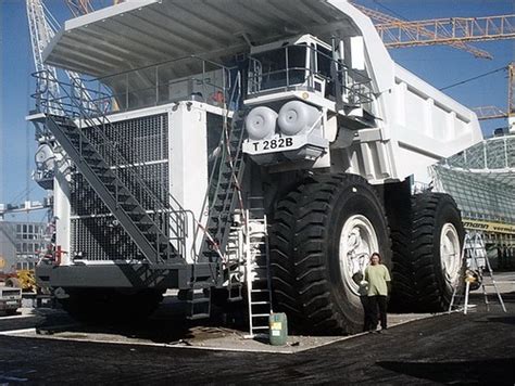 Liebherr T 282B Dump truck. | This one is big the 284 is eve… | Flickr