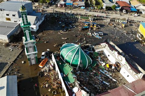 Photo: A 3 meters Tsunami hits Palu - The Jakarta Post