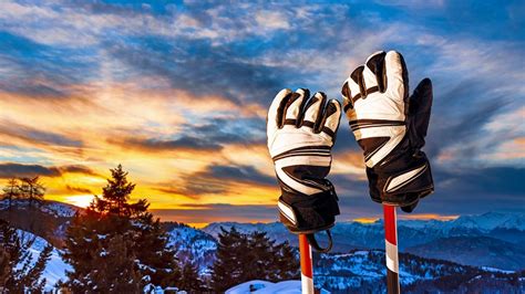 Snowboarding Gear: Deciding on the Ideal Pair of Gloves or Mittens - PowerMums