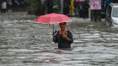 Mumbai rains: Is India's weather becoming more extreme? - BBC News