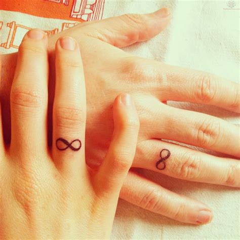 The Tattoo World : Finger Tattoos