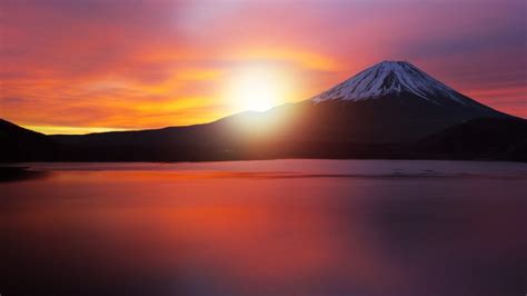 Mount Fuji at sunrise, Japan | Windows Spotlight Images