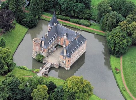 Château de Braine-le-Château, Belgique. Château fort de plaine de plan carré entouré de douves ...