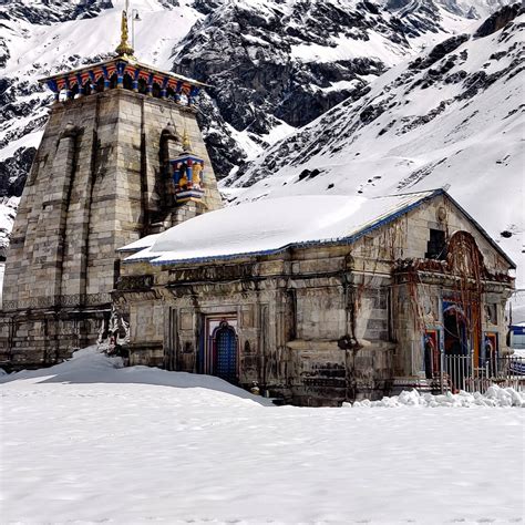 Download Kedarnath Temple With Snow Mountain 4K Wallpaper | Wallpapers.com