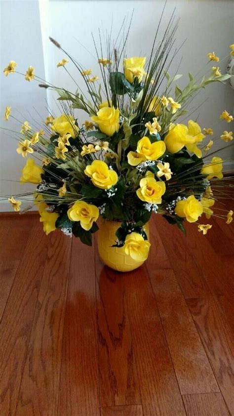 Two Dozen Yellow Rose Floral Arrangement | Etsy | Arreglos florales tropicales, Arreglos ...