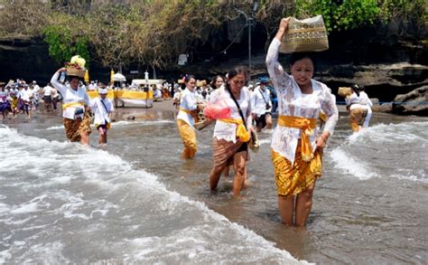 Melihat Perjuangan Umat Hindu Sembahyang Hari Suci Siwaratri di Pura ...