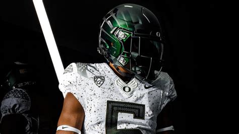 Oregon Ducks Unveil “Eggshell” Alternate Uniforms – SportsLogos.Net News