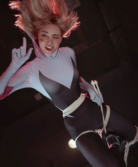 Sexy Spider-Gwen Cosplay In Spider-Man: Into The Spider-Verse