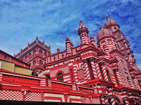 Red Mosque in Sri Lanka, Mosque With 49 Minarets