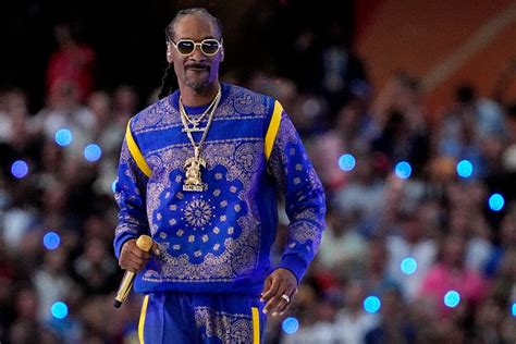 Snoop Dogg’s Super Bowl Outfit Comes With Special Meaning – Footwear News