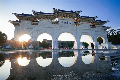 中正紀念堂夜景》雨後的中正紀念堂倒影拍攝 (2020/04/14屋頂未開燈、無火燒雲)