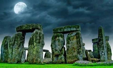 Under Water Stonehenge Found in Lake Michigan