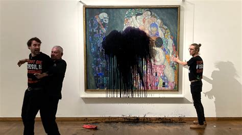 How Do You Tell a Vandal From a Visitor? Art Museums Are Struggling. - The New York Times