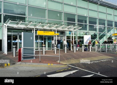 Edinburgh airport arrivals hi-res stock photography and images - Alamy