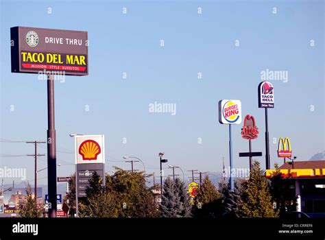 Riesige Schilder auf Pole Werbung fast food chain Restaurants Turm über ...